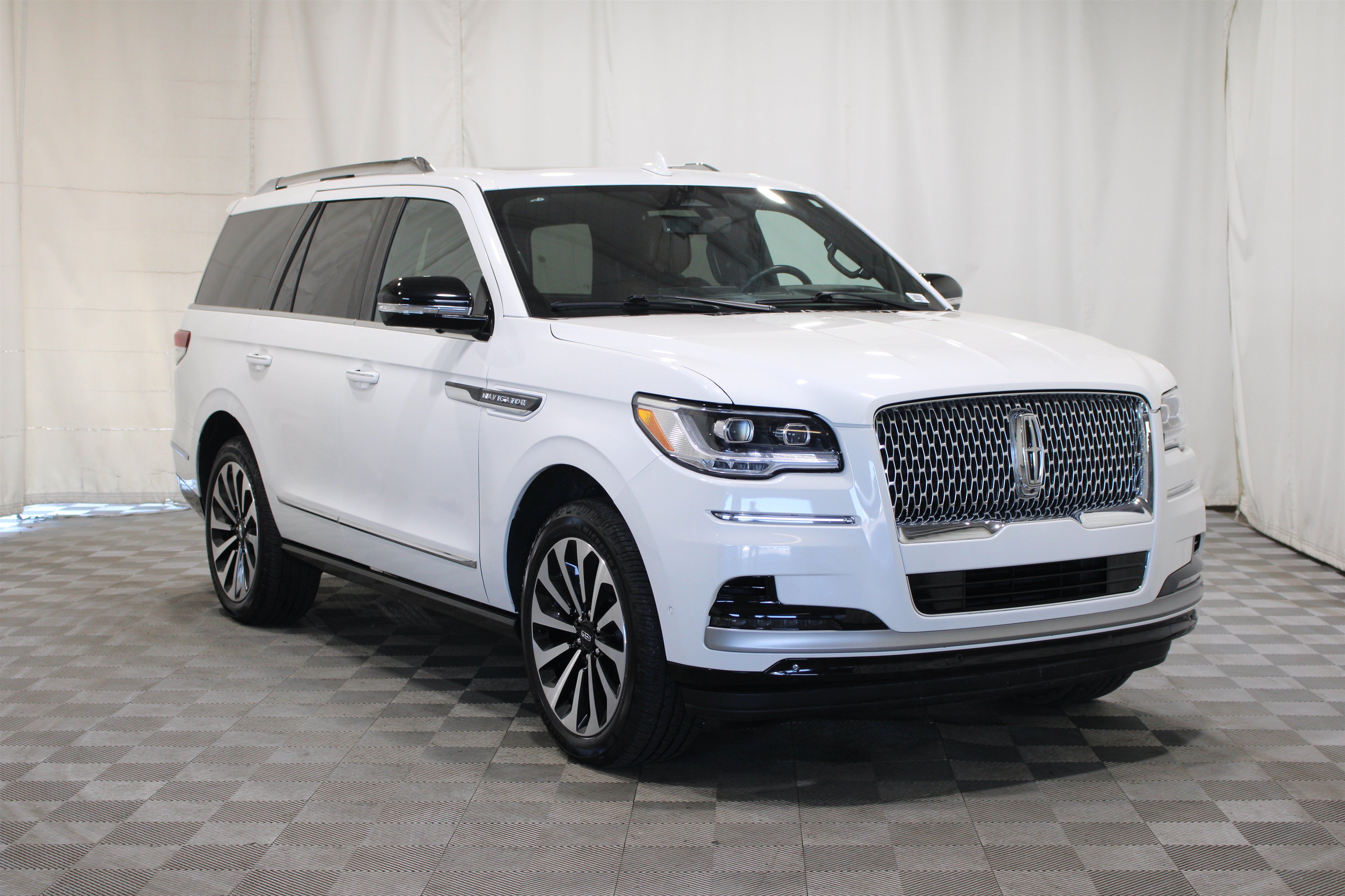 Certified 2024 Lincoln Navigator Reserve AWD/4WD image 1