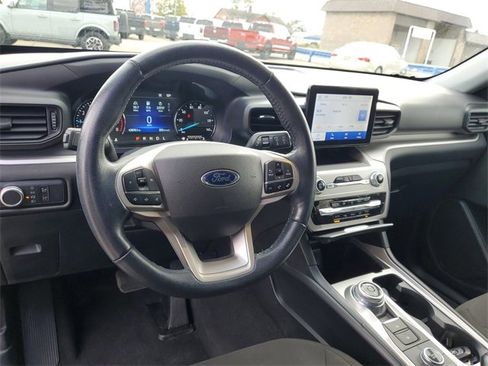 Used 2022 Ford Explorer XLT image 16