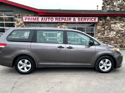 Used 2012 Toyota Sienna w/ Towing Pkg FWD image 8
