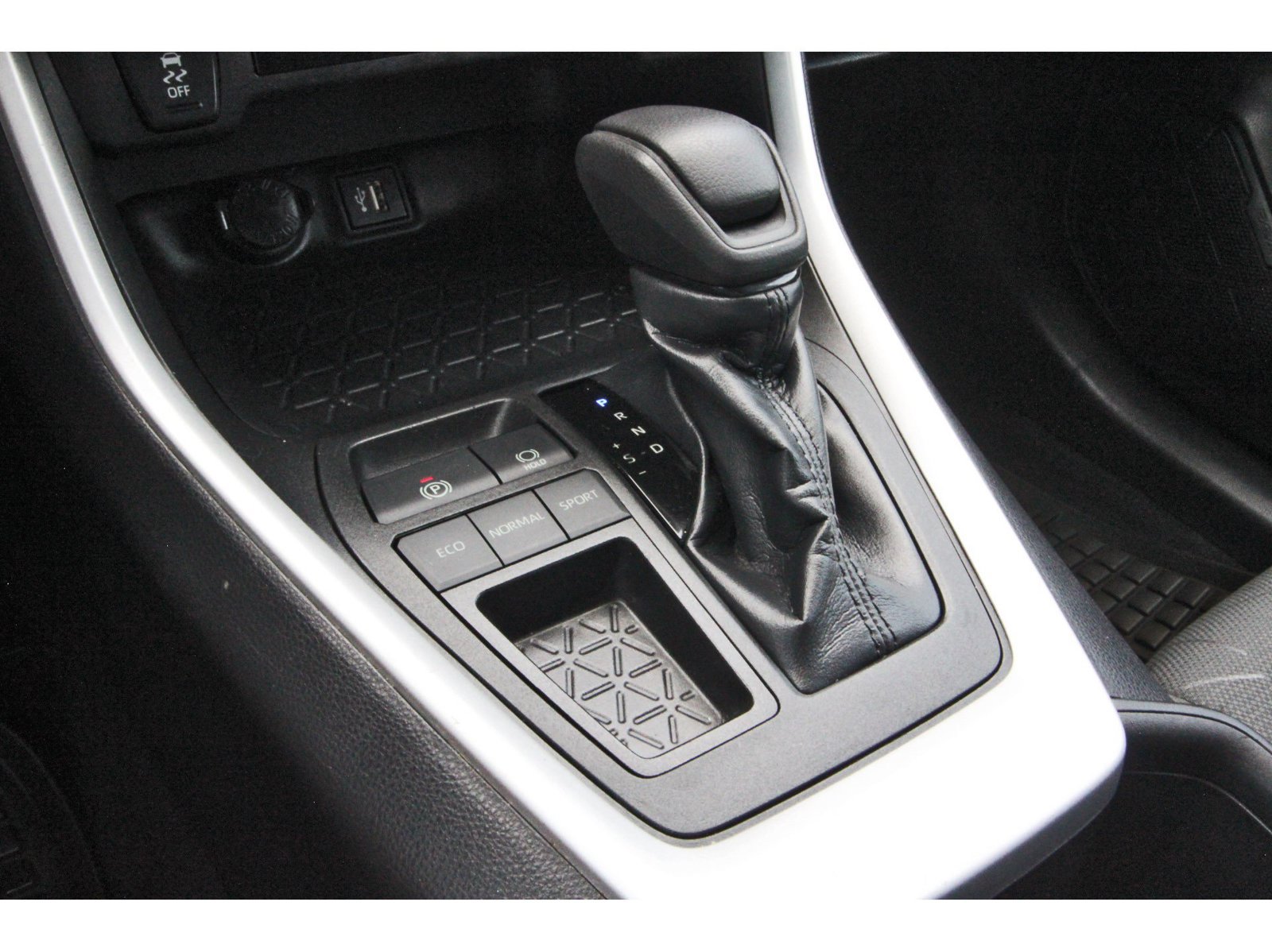Used 2023 Toyota RAV4 XLE w/ Convenience Package FWD image 28