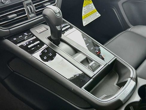 Certified 2025 Porsche Macan AWD/4WD image 19
