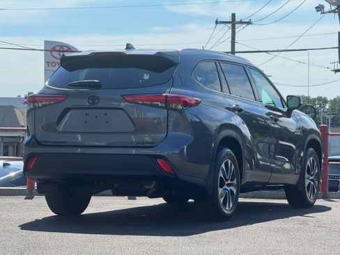 Used 2021 Toyota Highlander XLE AWD/4WD image 5