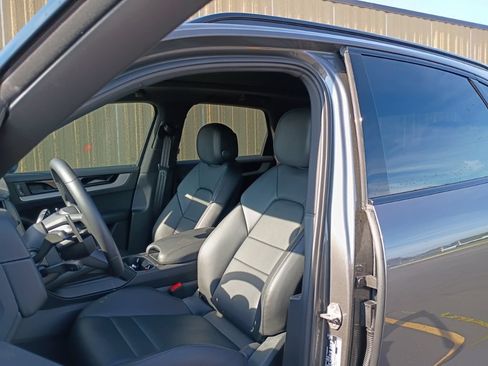 Certified 2025 Porsche Cayenne AWD/4WD image 5