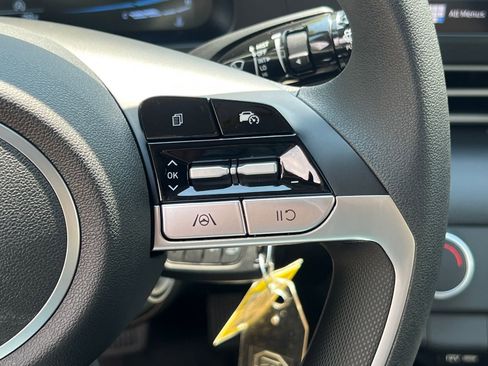 Used 2025 Hyundai Elantra SE image 19