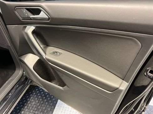 Used 2018 Volkswagen Tiguan SE w/ Panoramic Sunroof Package FWD image 11