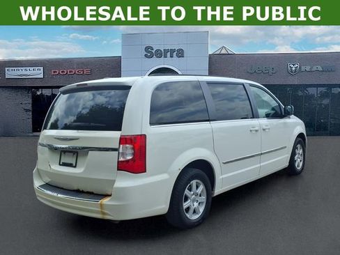 Used 2012 Chrysler Town & Country Touring FWD image 6
