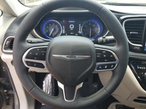 Used 2024 Chrysler Pacifica Touring-L FWD image 10