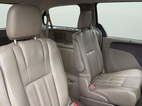 Used 2016 Chrysler Town & Country Touring image 28