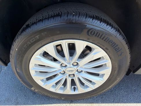 Used 2024 Cadillac XT4 Luxury w/ Cold Weather Package FWD image 17