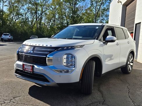 New 2025 Mitsubishi Outlander SE image 3