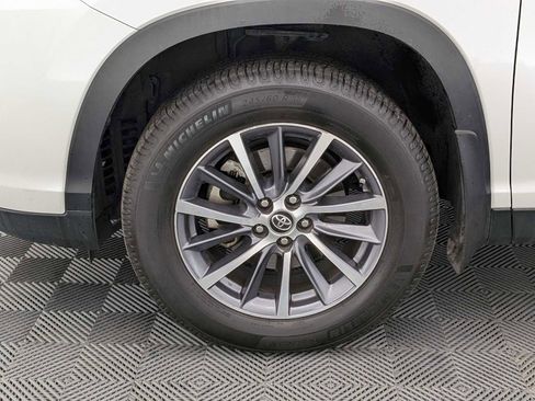 Used 2019 Toyota Highlander XLE w/ Carpet Mat Package (TMS) image 15