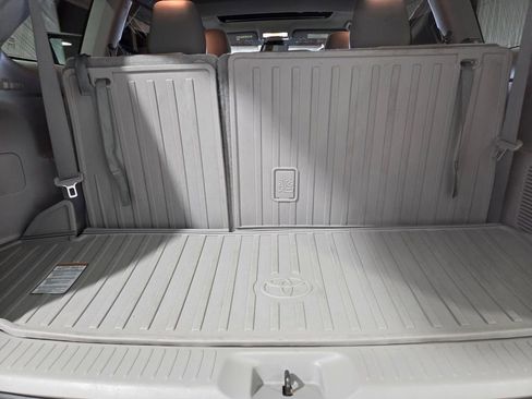 Used 2018 Toyota Highlander XLE image 22