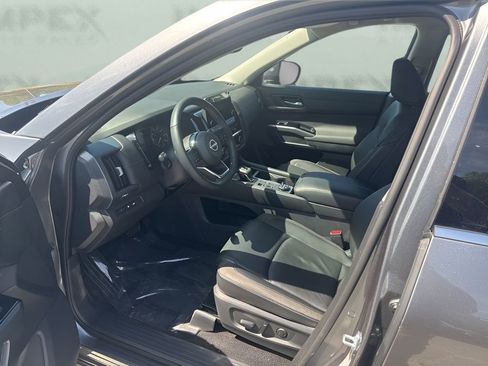 Used 2025 Nissan Pathfinder SL image 10