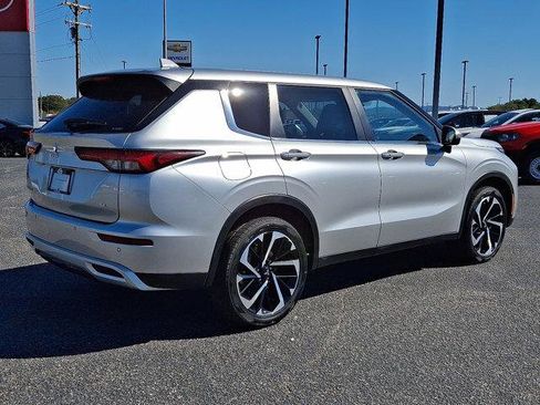 Used 2023 Mitsubishi Outlander SE image 4