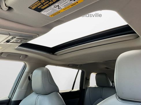 Used 2020 Toyota Highlander XLE AWD/4WD image 22