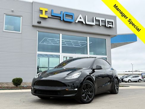 Used 2022 Tesla Model Y Long Range AWD/4WD image 1
