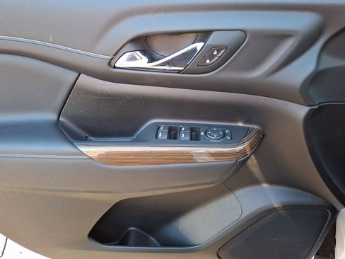 Used 2023 GMC Acadia SLE FWD image 12