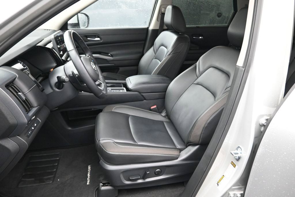 Certified 2025 Nissan Pathfinder SL FWD image 18