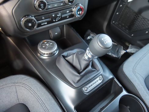 New 2025 Ford Bronco 4-Door image 15