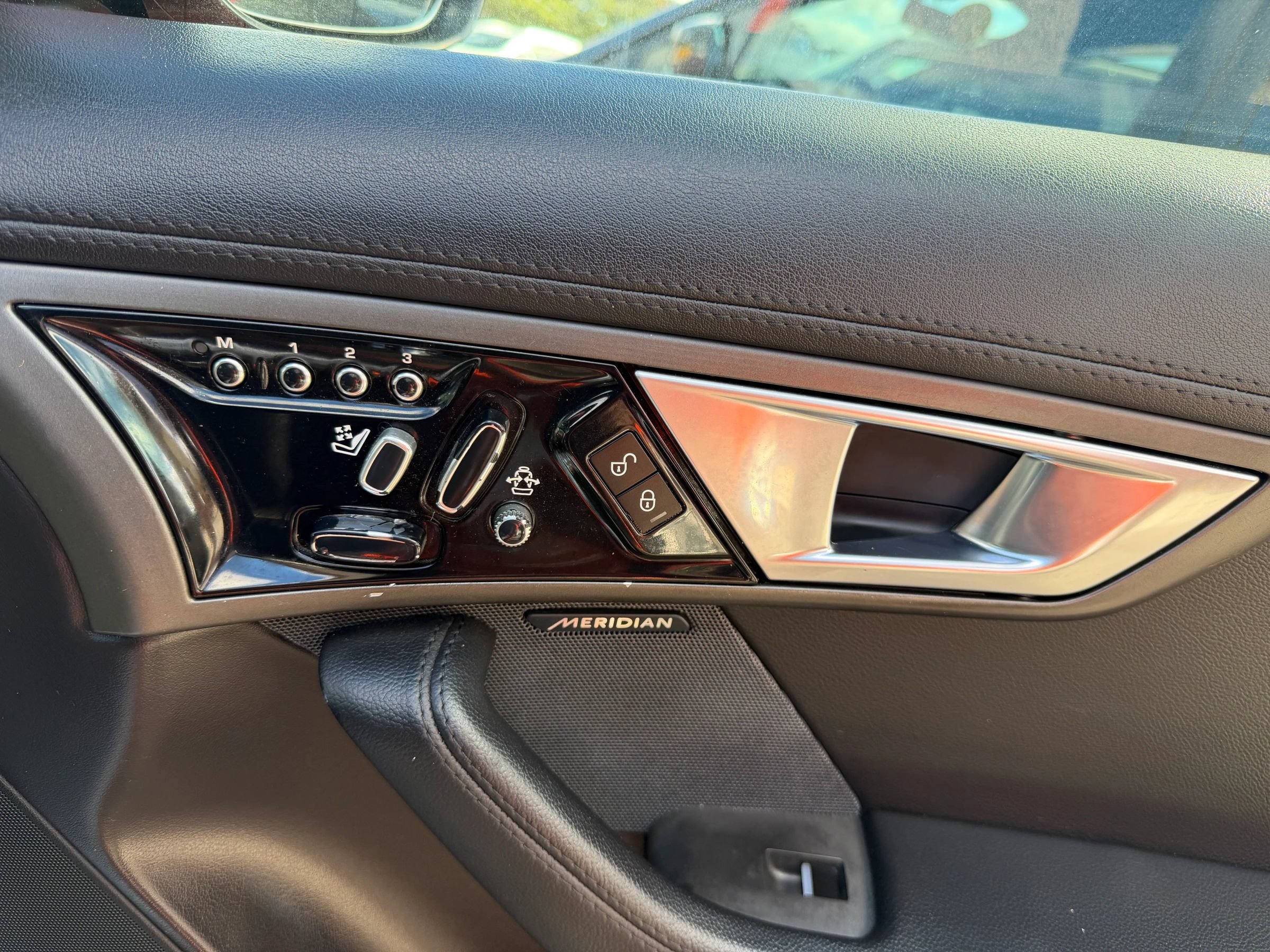 Used 2015 Jaguar F-TYPE Convertible RWD image 33