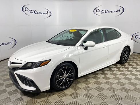 Used 2024 Toyota Camry SE FWD image 3