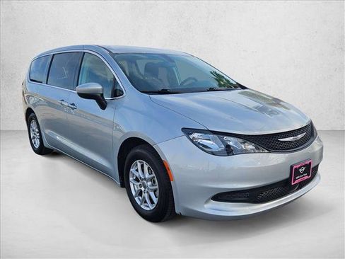 Used 2022 Chrysler Voyager LX image 3