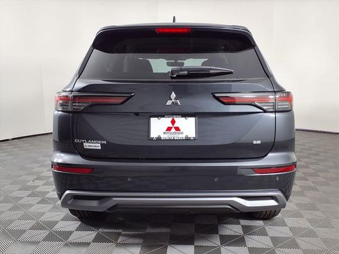 Used 2025 Mitsubishi Outlander SE image 6
