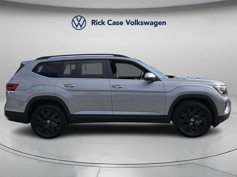 Certified 2025 Volkswagen Atlas SE w/ Panoramic Sunroof Package image 3