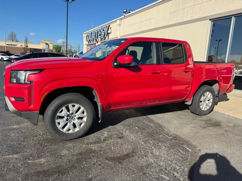 Used 2022 Nissan Frontier SV image 2