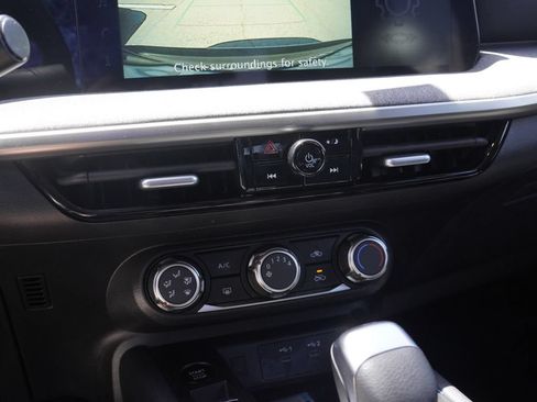 Used 2025 Nissan Kicks SV FWD image 13