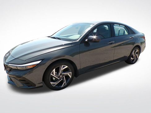 Used 2025 Hyundai Elantra Sport FWD image 2