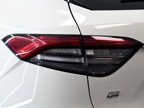 Used 2021 Maserati Levante image 14