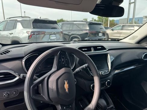 Used 2023 Chevrolet TrailBlazer LT w/ Convenience Package FWD image 2