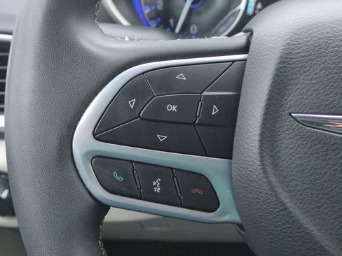 Used 2023 Chrysler Pacifica Touring-L FWD image 18