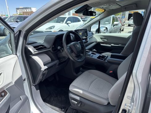 Used 2023 Toyota Sienna LE FWD image 2