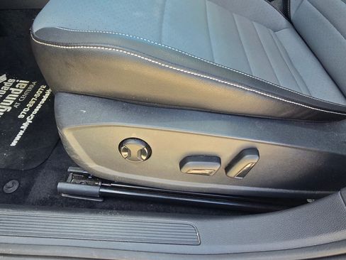 Used 2025 Volkswagen Jetta SE FWD image 17