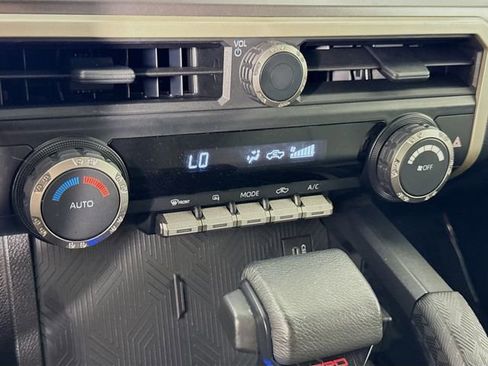 Certified 2025 Toyota Tacoma TRD Off-Road AWD/4WD image 17