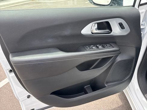 Used 2026 Chrysler Pacifica Limited FWD image 13