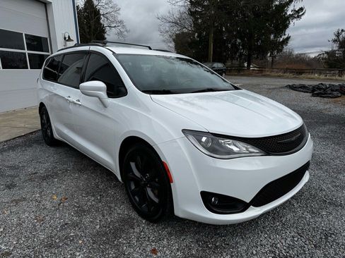Used 2018 Chrysler Pacifica Touring Plus w/ S Appearance Package FWD image 2