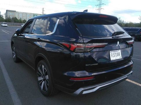 Used 2025 Mitsubishi Outlander SE AWD/4WD image 3
