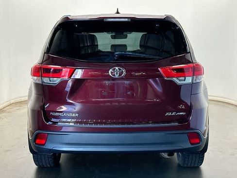 Used 2019 Toyota Highlander XLE w/ Carpet Mat Package (TMS) AWD/4WD image 4