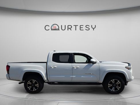 Used 2019 Toyota Tacoma TRD Sport w/ Technology Package image 7