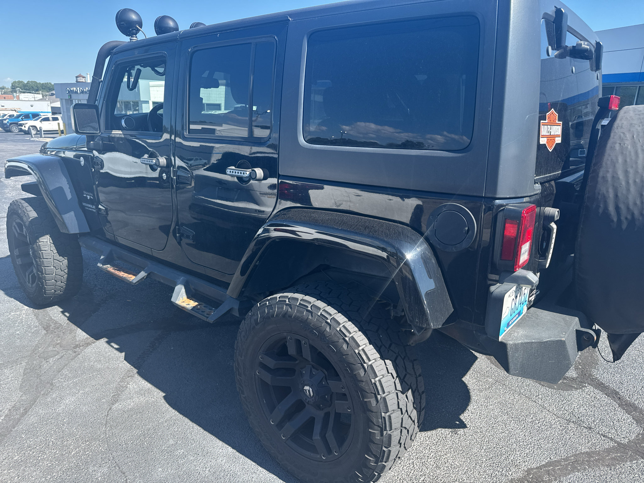 Used 2017 Jeep Wrangler Unlimited Sahara w/ Connectivity Group AWD/4WD image 6