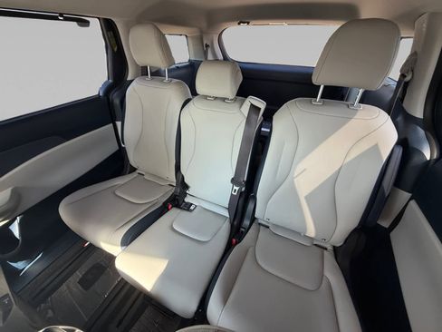 New 2026 Kia Carnival EX image 13