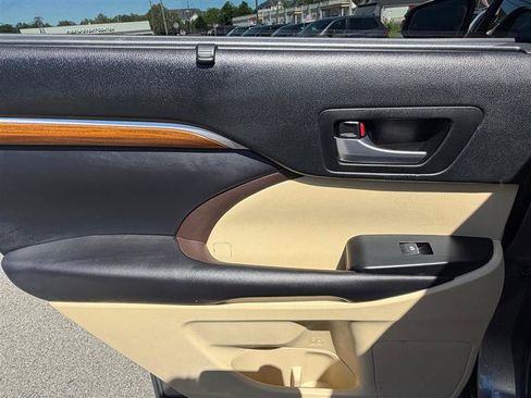 Used 2018 Toyota Highlander Limited Platinum FWD image 18