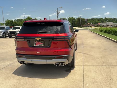 Used 2025 Chevrolet Traverse LT image 7