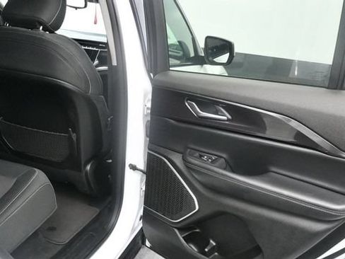 Used 2022 Jeep Grand Cherokee Laredo AWD/4WD image 12