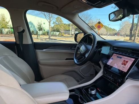 Used 2022 Jeep Grand Cherokee L Limited image 24