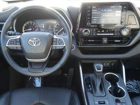 Used 2022 Toyota Highlander XLE AWD/4WD image 17