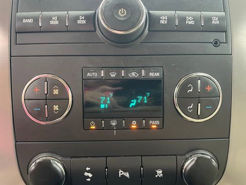 Used 2011 GMC Yukon XL SLT w/ SLT-2 Equipment Package AWD/4WD image 28